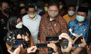 Menko Airlangga  Hartarto turun langsung untuk ikut menyalurkan BT-PKLWN kepada perwakilan penerima manfaat di Sleman, Yogyakarta