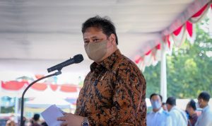 Airlangga Hartarto, untuk memastian ketersediaan bahan pokok itu pemerintah menerapkan strategi dengan melakukan menjaga distribusi pasokan.
