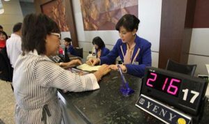 Nasabah bank BRI sedang melakukan transasi di teller