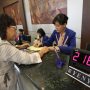 Nasabah bank BRI sedang melakukan transasi di teller