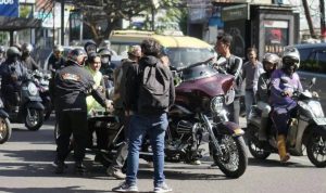 Pengendara Moge Berulah di Jalan Setiabudi Kota Bandung Diduga Lakukan Penganiayaan Berdasarkan informasi pengendara Moge tersebut diduga melakukan penganiyaan kepada pengendara lainnya dengan menedang dan menanduk
