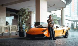 Doni Salmanan dengan mobil sport yang dihasilkan dari trader