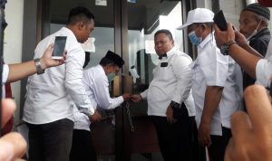 Desak Kementrian Koperasi UKM Segera Selesaikan Dualisme Dekopinwil Jabar TUTUP AKTIVITAS: Ketua Dekopinwil Jawa Barat, Nurodi bersama jajarannya saat menggembok ulang Sekretariat Dekopinwil Jalan Soekarno - Hatta Bandung, Rabu (16/3).