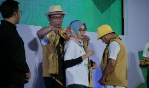 Gubenur Jabar Ridwan Kamil mengenakan Jaket Almamater kepada lulusan petani milenial