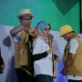 Gubenur Jabar Ridwan Kamil mengenakan Jaket Almamater kepada lulusan petani milenial