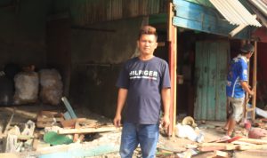 Okky di depan toko miliknya yang hancur ditabrak oleh pelaku tabrak lari, Jl. Margaasih, Kabupaten Bandung, Jumat (4/3). (Arvy Resvianty/Jabar Ekspres)