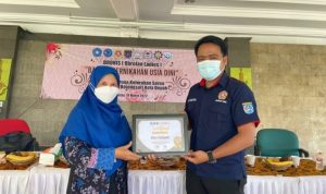 Kader PKK Bojongsari, Utus Suliyani (kiri). (Istimewa)