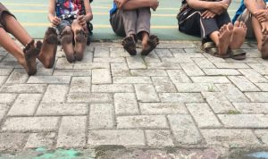 Tampak kaki anak-anak Marunda yang menghitam karena menginjak debu Batu bara.