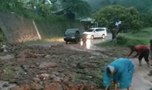 TPT Ambruk di area Jalan Tebing Boma, Kecamatan Pamulihan, Kabupaten Sumedang ambruk akibat diguyur hujan deras.