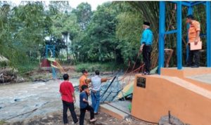 Rame-Rame Foto Diatas Jembatan, Puluhan Santri Tercebur Ke Dalam Sungai Karena Jembatan Putus