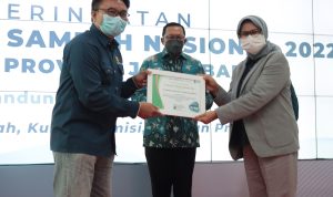 Kepala Dinas Lingkungan Hidup Jabar Prima Mayaningtias menyerahkan penghargaan kepada para pegiat lingkungan yang berinovasi dan berhasil kurangi sampah, Selasa (8/3/2022).