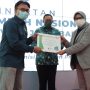 Kepala Dinas Lingkungan Hidup Jabar Prima Mayaningtias menyerahkan penghargaan kepada para pegiat lingkungan yang berinovasi dan berhasil kurangi sampah, Selasa (8/3/2022).
