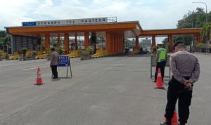 Kebijakan Ganjil Genap 5 Pintu Tol Kota Bandung Masih Berlaku Kebijakan ganjil genap saat ini masih diberlakukan dilima pintu tol yang ada di Kota Bandung yang dilakukan opetugas kepolisian dan Dishub (Foto: Sandy Nugraha/Jabarekspres)