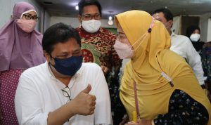 Menko Airlangga Hartarto dihampiri warga ketika membagikan bantuan program BT-PKLW