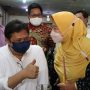 Menko Airlangga Hartarto dihampiri warga ketika membagikan bantuan program BT-PKLW