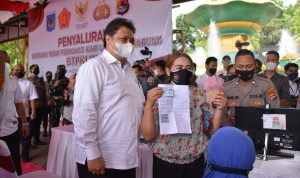 Menko Airlangga Hartarto ketika ikut memberikan bantuan uang tunai untuk PKL dan Warung untuk mendorong keberadaan UMKM