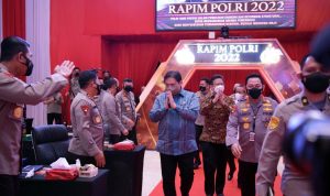 Menko Airlangga Hartarto ketika menghadiri rapat kerja bersama Kapolri