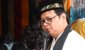 Menko Airlangga Hartarto ketika mengunjungi salah satu Pondok Pesantren