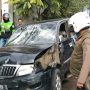 Mobil Kijang berwarna hitam tersebut menyenggol sebuah motor tepatnya di dekat Pasar Dimensi dengan kecepatan tinggi.