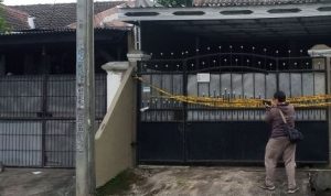 Warga grebek 1 rumah yang dijadikan pabrik minuman keras.