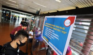 Calon penumpang pesawat menunjukan surat hasil tes PCR di Terminal 2, Bandara Soekarno-Hatta. (Dery Ridwansah/JawaPos.com)