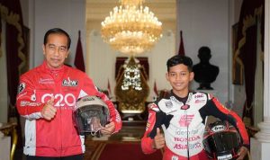 Lima Pebalap Belia Akan Unjuk Gigi pada Ajang IATC 2022 Salah satu pebalap belia binaa Astra Honda berfoto bareng presiden Joko Widodo
