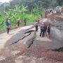Setelah sempat amblas beberapa waktu lalu Jalan Cireki di Kecamatan Tomo Kabupaten Sumedang kini Amblas Lagi akibat tergerus air hujan.