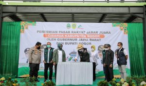 RESMI BEROPERASI: Gubernur Ridwan Kamil disaksikan Bupati Bogor Hj Ade Yasin, dan Kepala Dinas Perindustrian dan Perdagangan Jabar Iendra Sofyan, menandatangani prasasti Pasar Cisarua. Hal ini merupakan jurus jitu Jabar dalam memulihkan ekonomi kerakyatan.