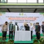 RESMI BEROPERASI: Gubernur Ridwan Kamil disaksikan Bupati Bogor Hj Ade Yasin, dan Kepala Dinas Perindustrian dan Perdagangan Jabar Iendra Sofyan, menandatangani prasasti Pasar Cisarua. Hal ini merupakan jurus jitu Jabar dalam memulihkan ekonomi kerakyatan.