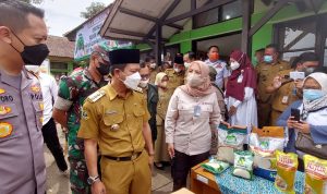Bupati Bandung Pantau Pendistribusian OPM Minyak Goreng di Banjaran