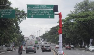 Gubernur Jawa Barat, Ridwan Kamil telah merubah nama Flyover Pasoepati menjadi Prof. Mochtar kusumaatmaja. Selasa (1/3). (Foto: Deni/Jabar Ekspres)