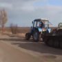 Tank Rusia diangkut petani Ukraina dengan traktor (twitter)
