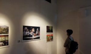 Pameran Foto 731: Potret 2 Tahun Pandemi yang Belum Berhenti PAMERAN: Pengunjung mengamati salah satu karya dalam pameran foto bertajuk '731' yang digelar PFI Bandung di Gedung Indonesia Menggugat, pada Rabu (2/3). (Foto: Nizar/Jabar Ekspres)