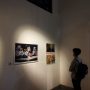 PAMERAN: Pengunjung mengamati salah satu karya dalam pameran foto bertajuk '731' yang digelar PFI Bandung di Gedung Indonesia Menggugat, pada Rabu (2/3). (Foto: Nizar/Jabar Ekspres)