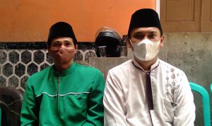 Ketua MUI Desa Sindang Galih, Kecamatan Cimanggung, Sumedang, Yusup Nurdin (kiri) bersama Kepala Desa Sindang Galih, Eddy Setiawan (kanan). (Jabar Ekspres)