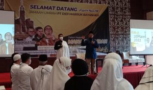 Beberapa jamaah umroh Mabruk tour sedang melakukan manasik umroh pada Minggu (6/3). (Foto: Sandi Nugraha/Jabar Ekspres)