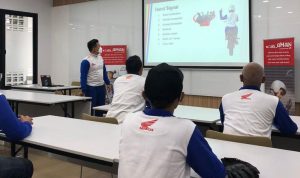 Perwakilan dari komunitas motor Honda di bawah naungan Ikatan Motor Honda Bandung (IMHB) mengikuti pelatihan keselamatan berkendara di Gedung Safety Riding Center.