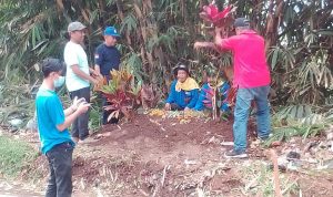 Kuburan buatan organisasi Gempa dan KSB Cimanggung untuk takuti pelaku pembuang sampah.