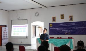 Dr. Qisty Rabathy S.I.Kom.,M.Si melakukan penyuluhan di depan anggota Karang Taruna, Senin (7/3).