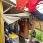 BERHARAP BANTUAN: Dedi Hermawan, 35, tampak sedang bersih bersih rumahnya yang semalaman kebocoran akibat hujan. Dia sudah enam tahun tinggal di rumah yang tidak layak huni tersebut.