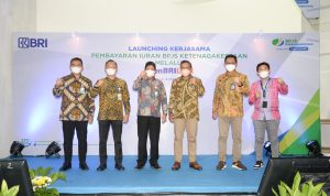 Direktur Kepesertaan BPJAMSOSTEK Zainudin bersama Institutional and Wholesale Business Director Bank BRI Agus Noorsanto dalam kegiatan seremoni yang digelar secara hybrid, Selasa (8/3).