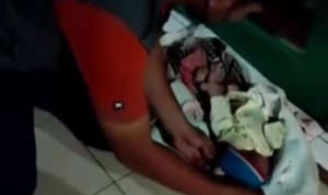 Seorang pria menemukan bayi perempuan di pekarangan Masjid di Kecamatan Tanete Riattang Barat, Kabupaten Bone. (instagram @kabarnegri)