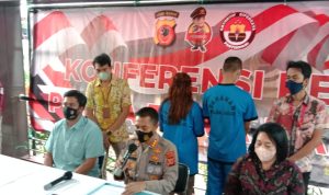 Polisi Sita Barang Bukti dan Periksa 20 Korban Arisan Bodong di Jatinangor Konferensi pers perkembangan kasus Arisan bodong di Jatinangor, kab. Sumedang. Jum'at (11/3). (Foto: Sandi Nugraha/Jabar Ekspres)