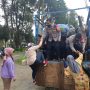 Kapolsek Ciwidey, AKP Hadi Mulyana (kiri) bersama anggota (kanan) saat jemput warga pakai truk untuk vaksinasi di perkebunan.
