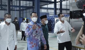 Bupati Majalengka didampingi Dirut PT Masoem dan Direktur AMDK Al Ma'soem saat meninjau langsung pengolahan AMDK