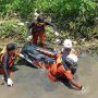 Seorang warga ditemukan tewas usai terseret arus banjir akibat dari tanggul jebol di Rancaekek Kulon yang menkibatkan terhanyut