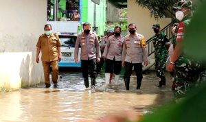 Kapolresta Bandung Kombes Pol Kusworo Wibowo kunjungi korban banjir Dayeuhkolot di Gedung PMI Kampung Bojongasih Desa Dayeuhkolot, Kecamatan Dayeuhkolot, Kabupaten Bandung, Jawa Barat, Senin (14/3).