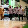 Banjir Dayeuhkolot Kembali Terjadi, Kapolres Minta Warga Waspada Kapolresta Bandung Kombes Pol Kusworo Wibowo kunjungi korban banjir Dayeuhkolot di Gedung PMI Kampung Bojongasih Desa Dayeuhkolot, Kecamatan Dayeuhkolot, Kabupaten Bandung, Jawa Barat, Senin (14/3).