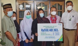 MISI SOSIAL: Direktur Utama BPJS Ketenagakerjaan (BPJAMSOSTEK) Anggoro Eko Cahyo saat menyerahkan santunan salah satu korban atas nama Billy Garibaldi di Bandung, Jumat (11/3).