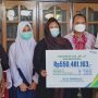 MISI SOSIAL: Direktur Utama BPJS Ketenagakerjaan (BPJAMSOSTEK) Anggoro Eko Cahyo saat menyerahkan santunan salah satu korban atas nama Billy Garibaldi di Bandung, Jumat (11/3).